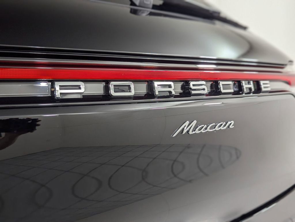 2025 Porsche Macan T - Photo 30