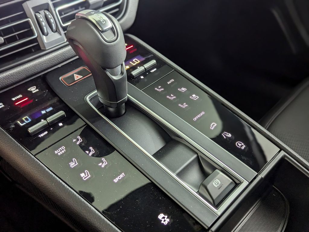 2025 Porsche Macan T - Photo 16