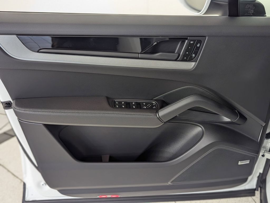 2025 Porsche Cayenne Base - Photo 25