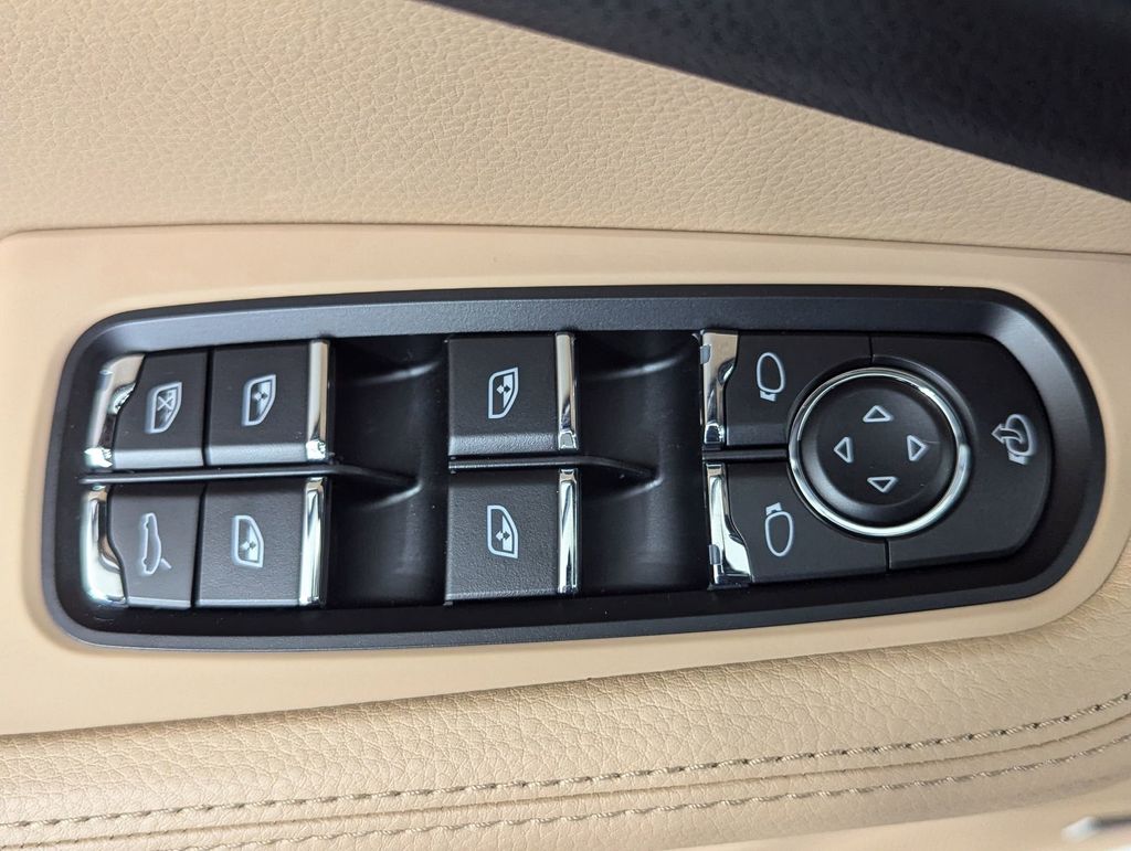 2025 Porsche Macan - Photo 23