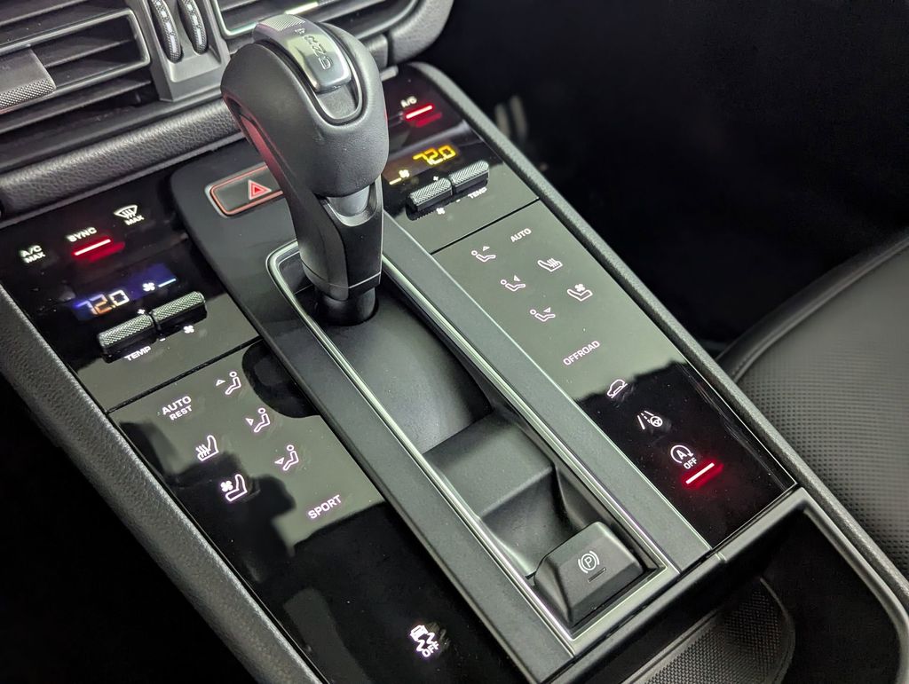 2025 Porsche Macan T - Photo 14