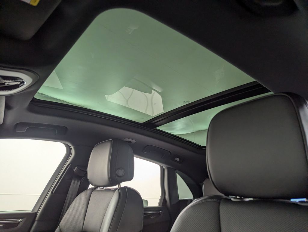 2025 Porsche Macan - Photo 13
