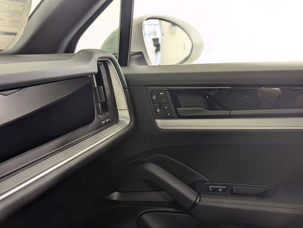 2025 Porsche Cayenne Base - Photo 19