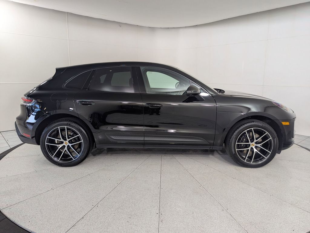 2025 Porsche Macan T - Photo 8