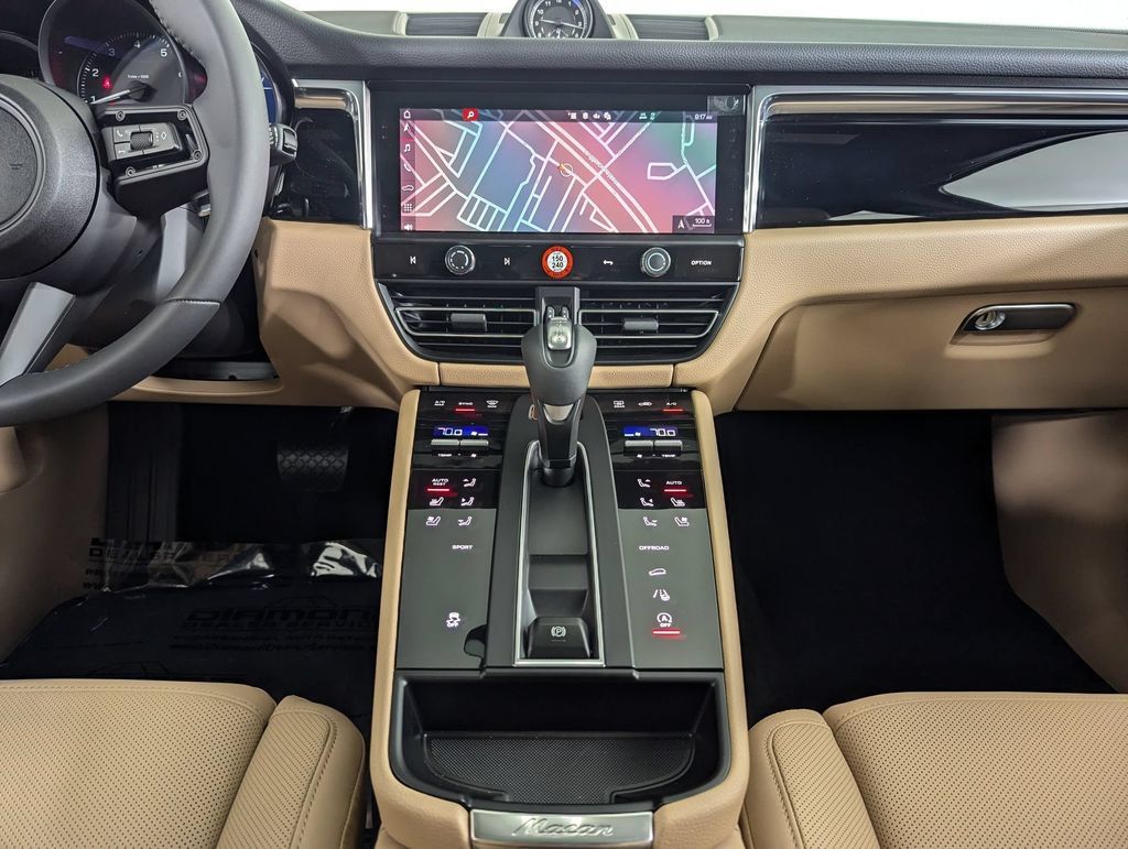 2025 Porsche Macan T - Photo 18