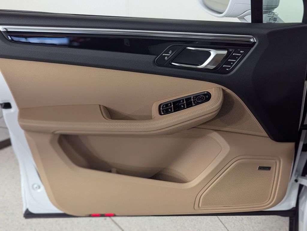 2025 Porsche Macan - Photo 25