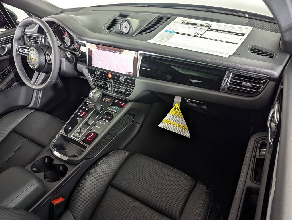 2025 Porsche Macan T - Photo 28