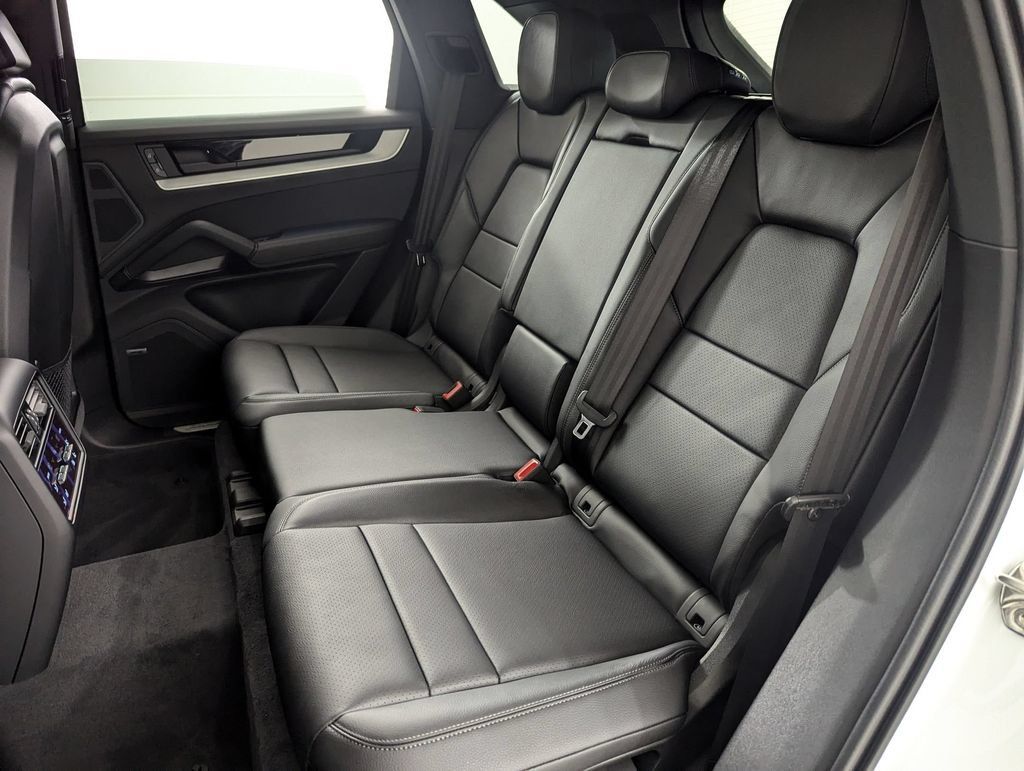 2025 Porsche Cayenne Base - Photo 26
