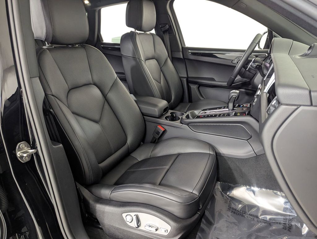 2025 Porsche Macan T - Photo 21