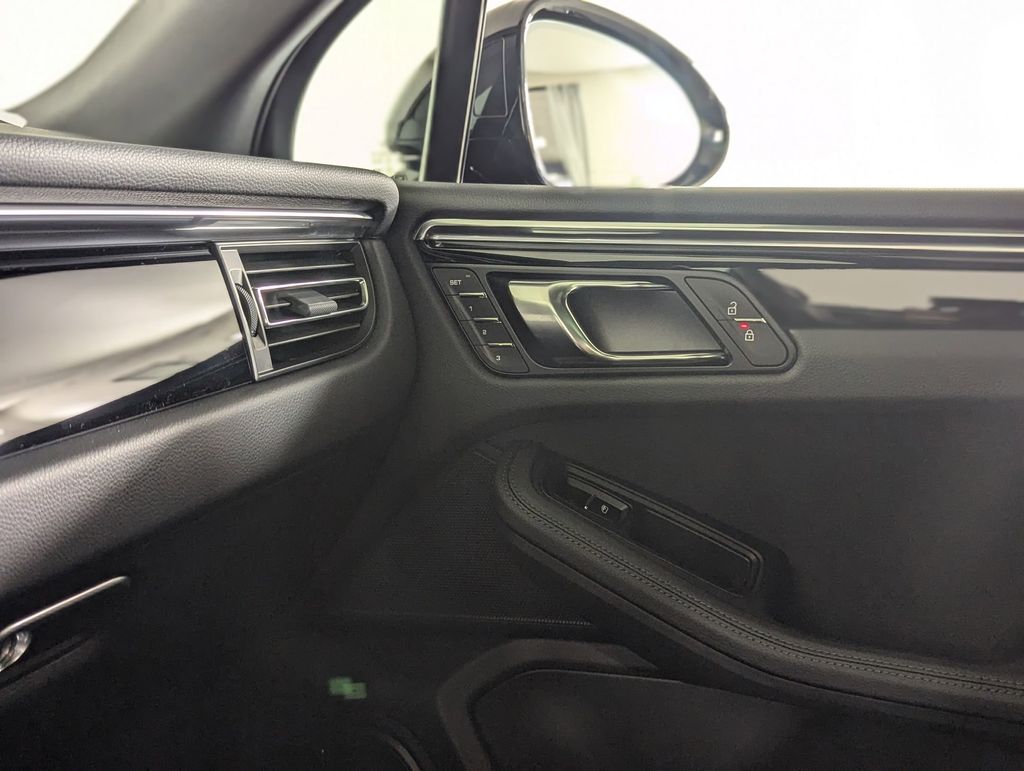 2025 Porsche Macan - Photo 19