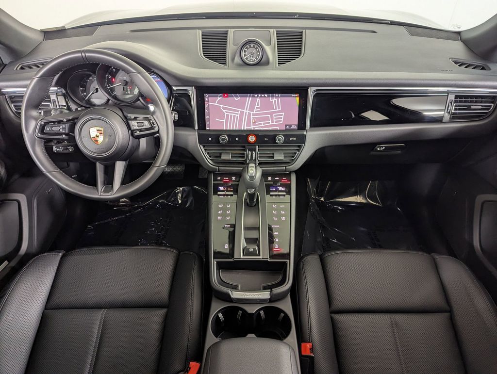 2025 Porsche Macan T - Photo 18