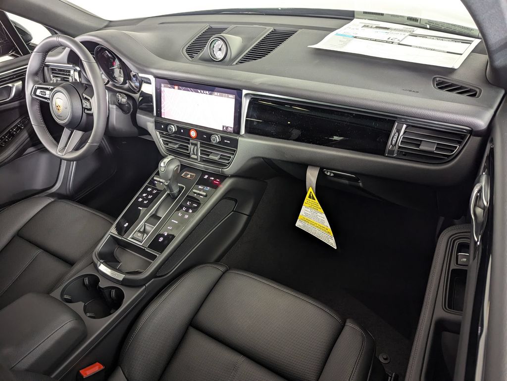 2025 Porsche Macan T - Photo 28