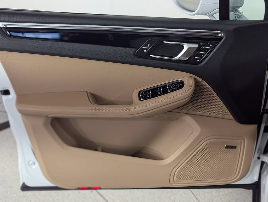 2025 Porsche Macan T - Photo 25