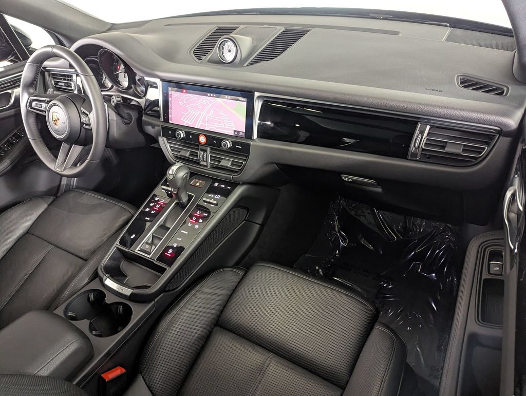 2025 Porsche Macan T - Photo 20