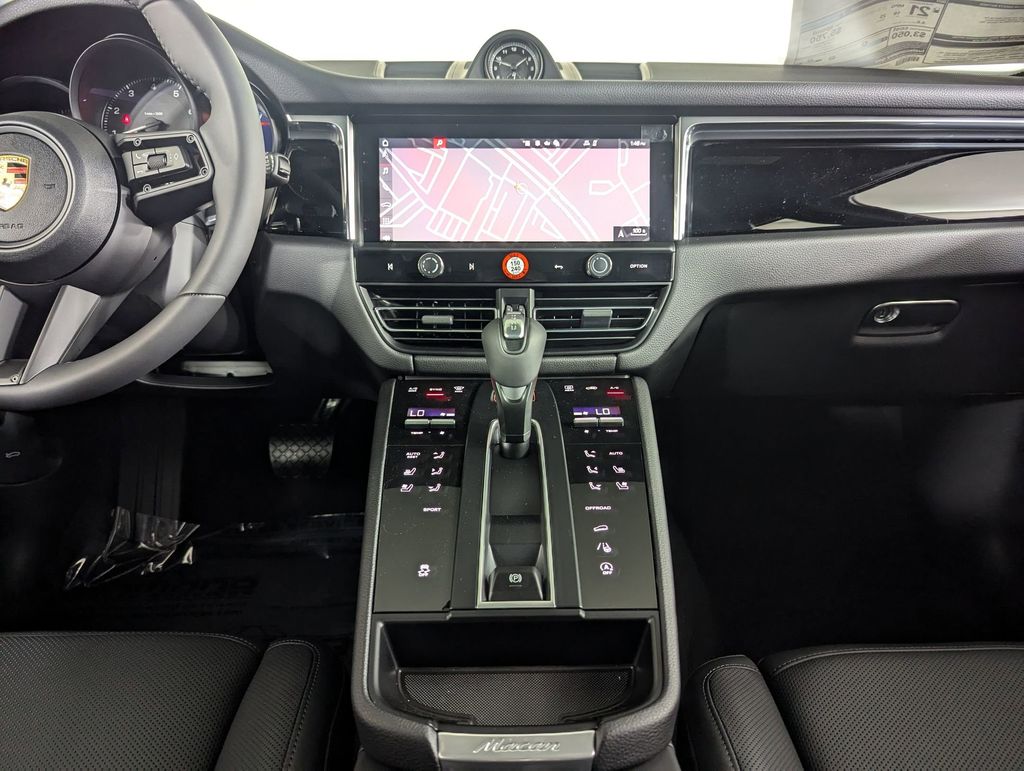 2025 Porsche Macan T - Photo 18