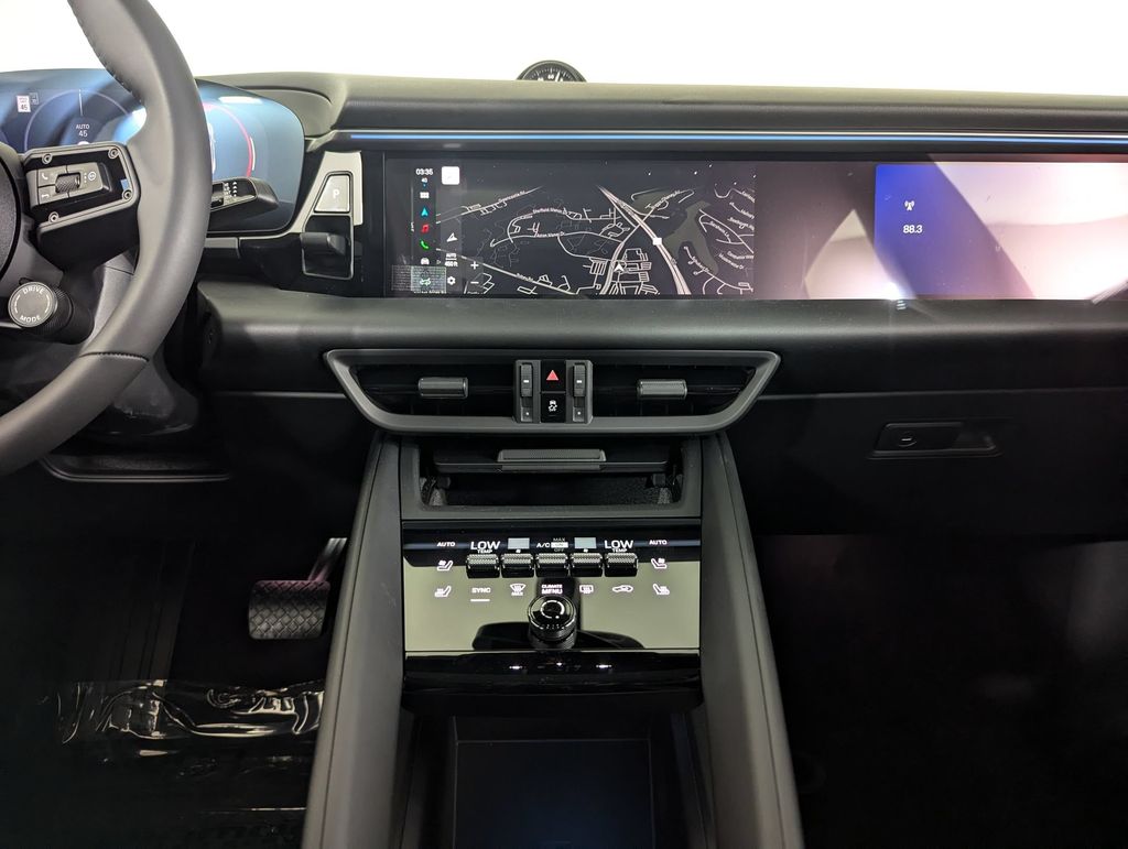 2025 Porsche Macan Base - Photo 18