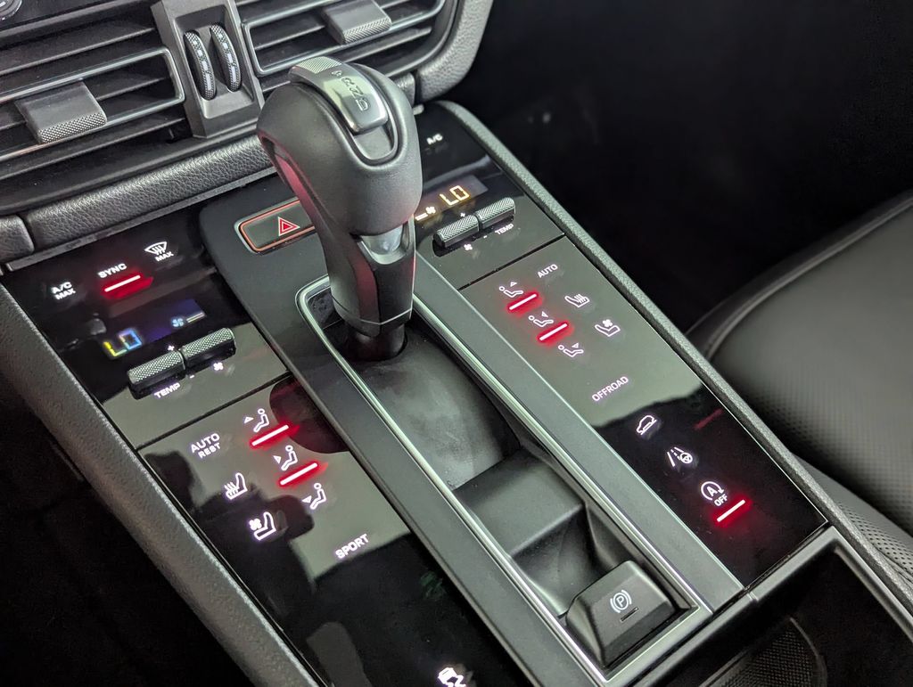 2025 Porsche Macan T - Photo 14