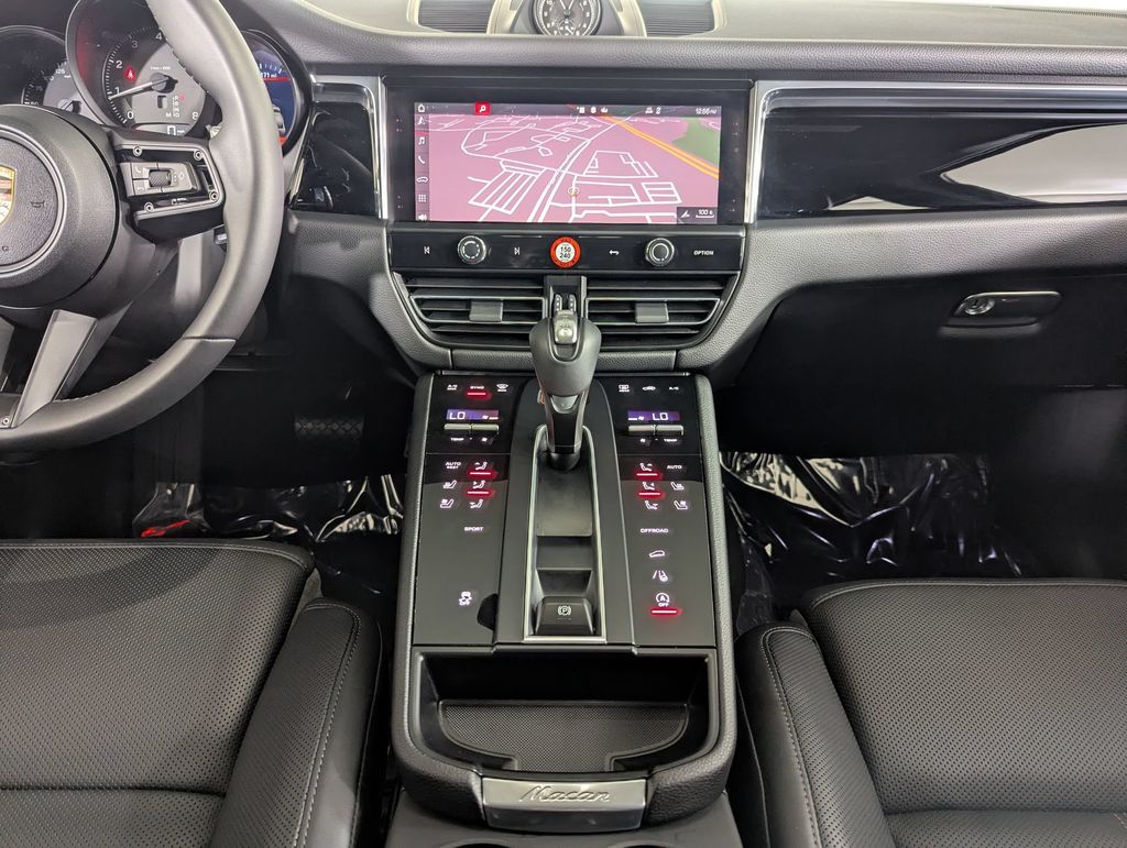 2025 Porsche Macan T - Photo 16