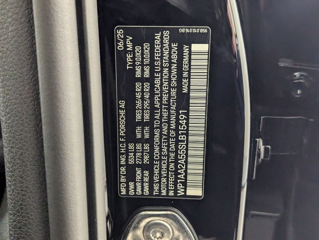 2025 Porsche Macan T - Photo 32