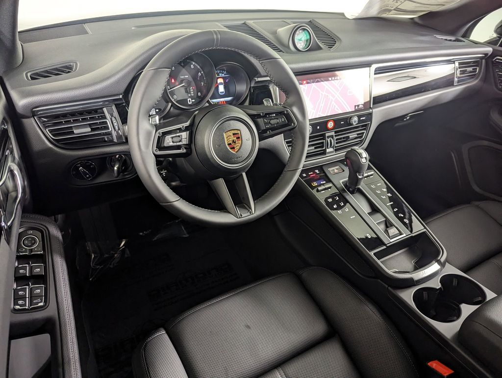 2025 Porsche Macan T - Photo 4