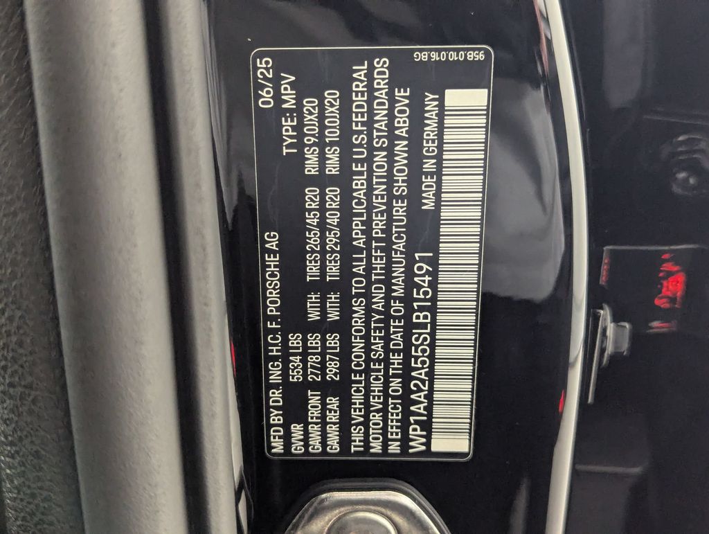 2025 Porsche Macan T - Photo 25