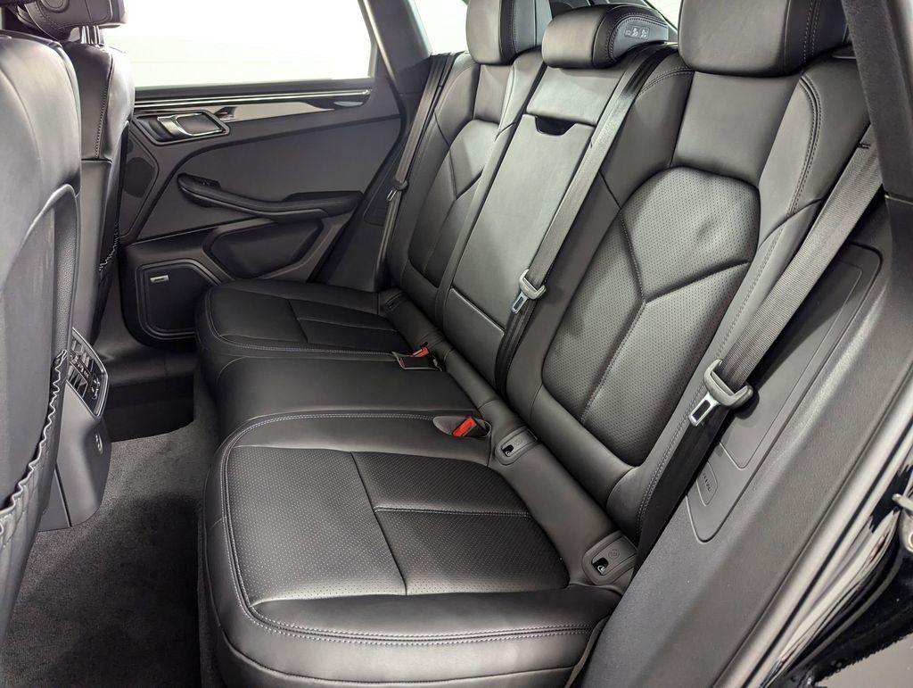 2025 Porsche Macan T - Photo 26