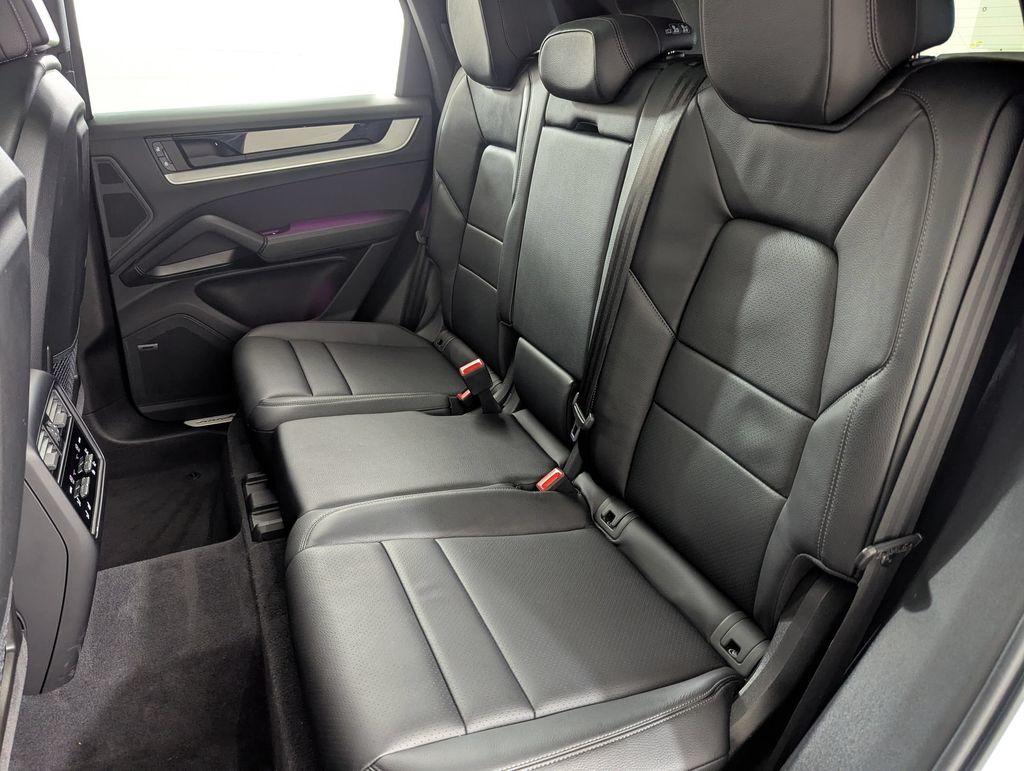 2025 Porsche Cayenne Base - Photo 17