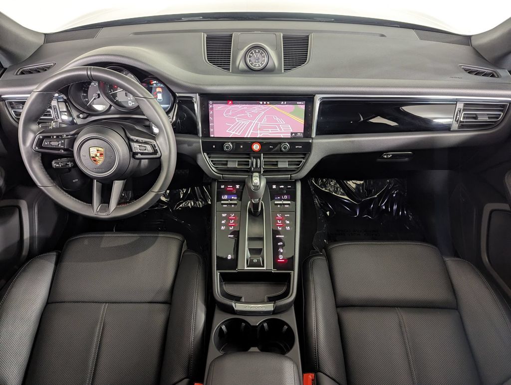 2025 Porsche Macan T - Photo 18
