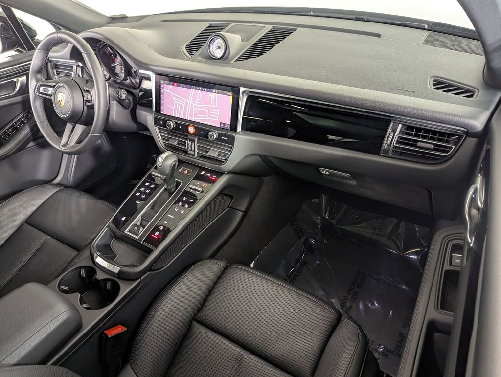 2025 Porsche Macan T - Photo 20