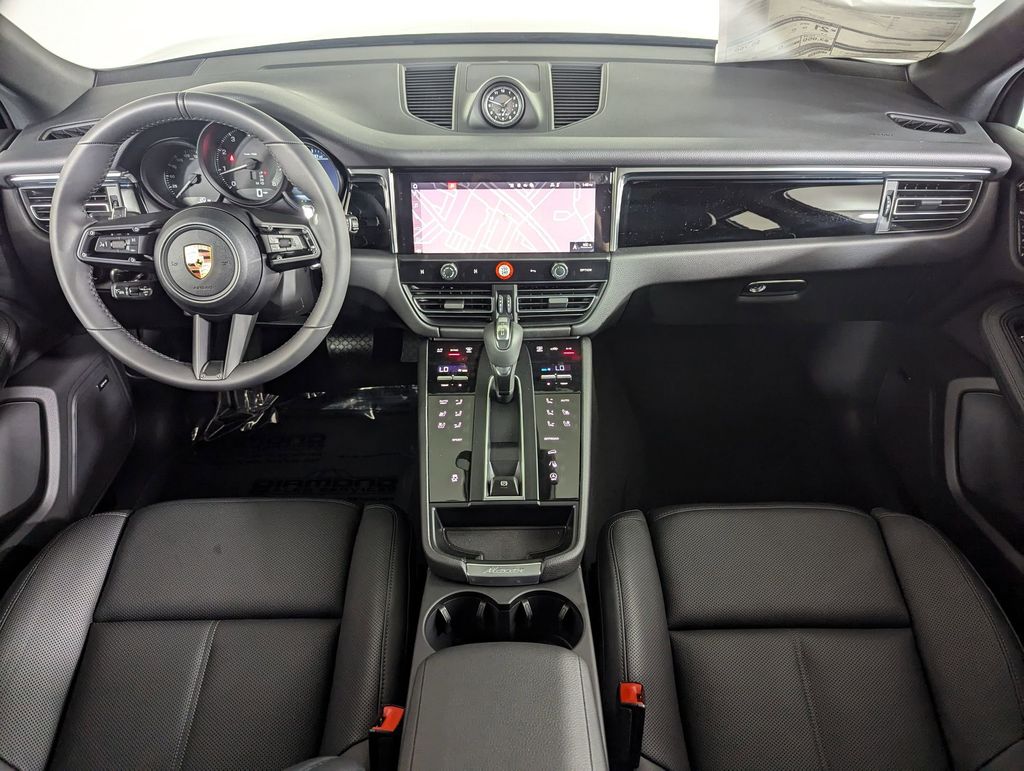 2025 Porsche Macan T - Photo 27