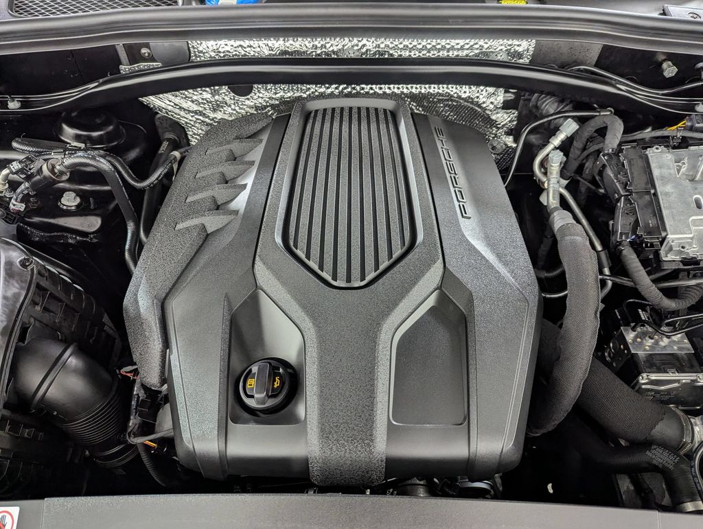2025 Porsche Macan T - Photo 24