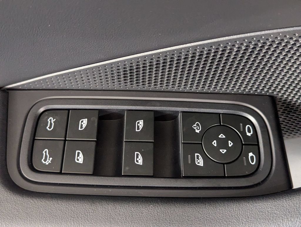 2025 Porsche Macan Base - Photo 23