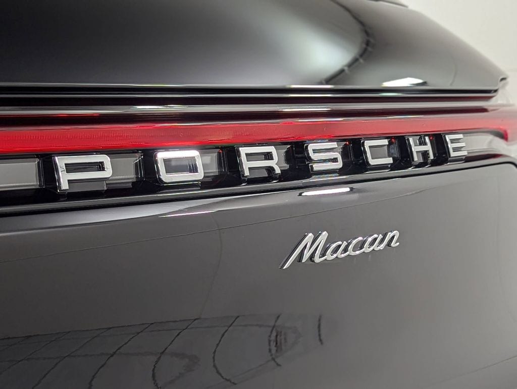 2025 Porsche Macan T - Photo 30