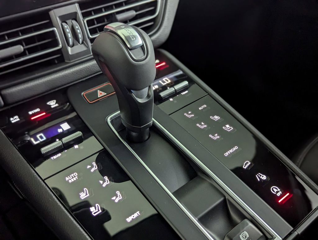 2025 Porsche Macan - Photo 16