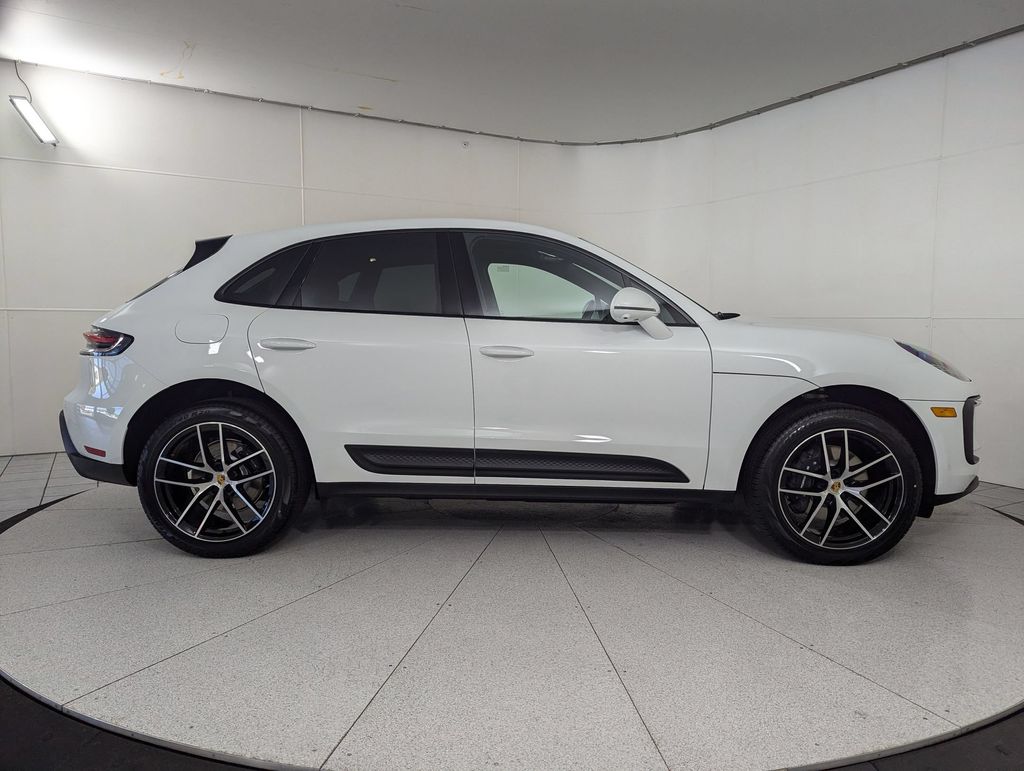 2025 Porsche Macan T - Photo 8