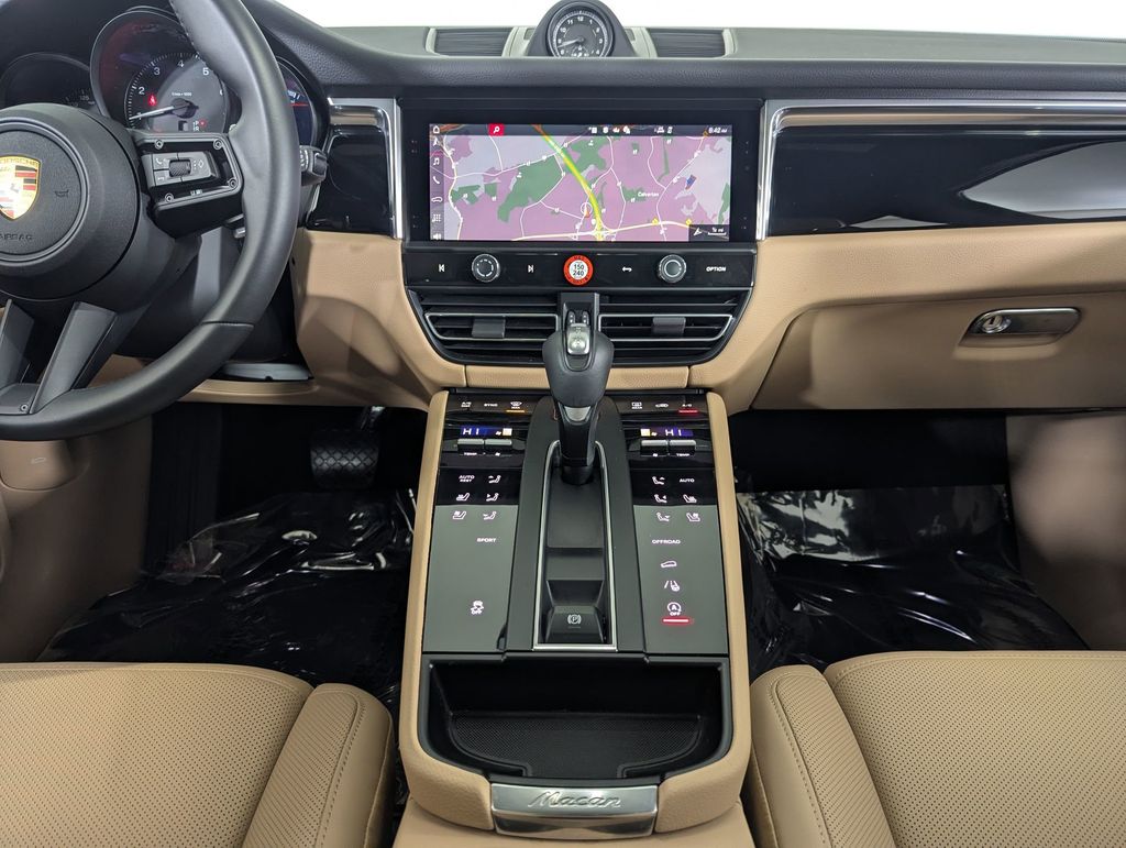 2025 Porsche Macan - Photo 16