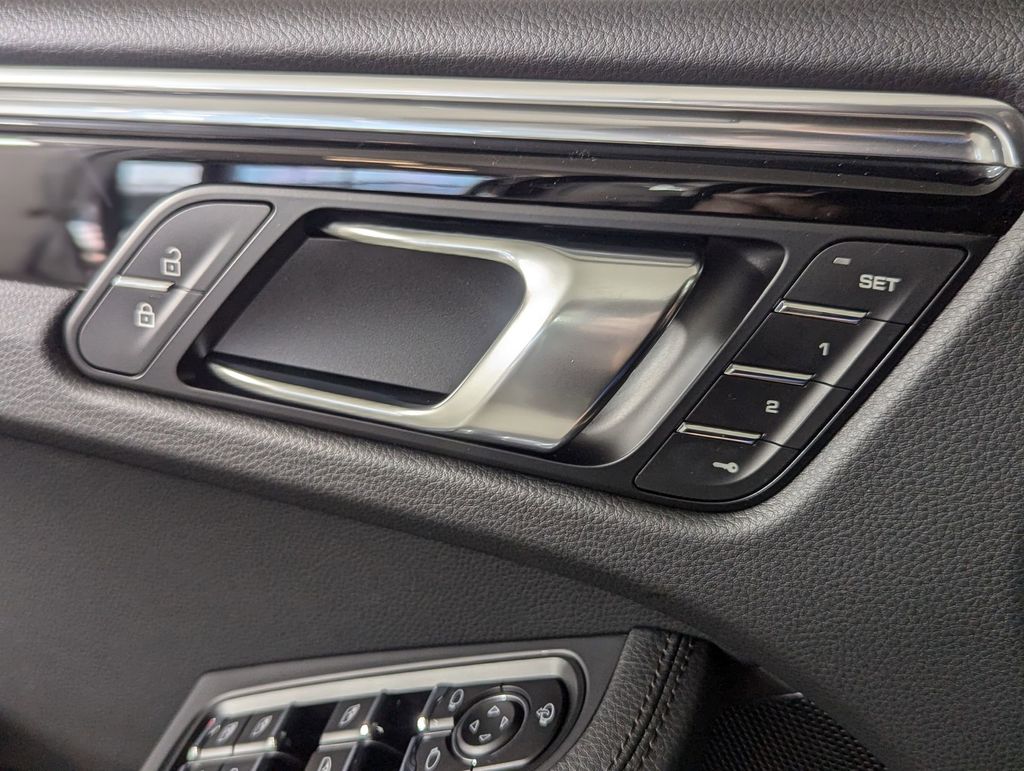 2025 Porsche Macan - Photo 22
