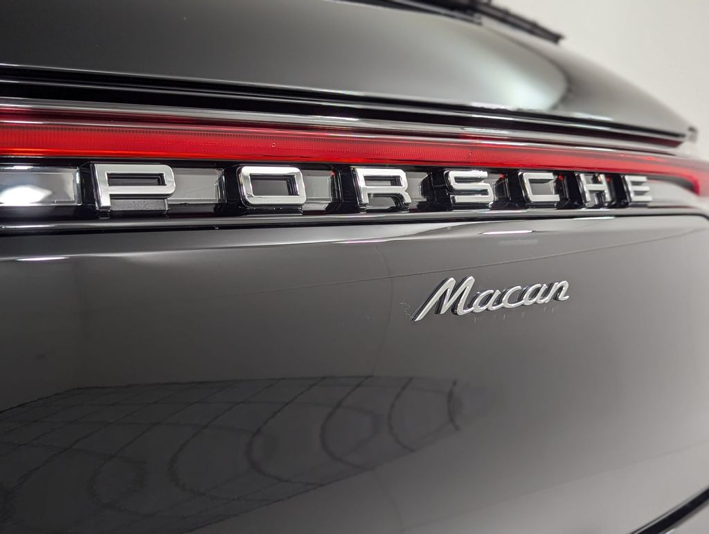 2025 Porsche Macan T - Photo 30