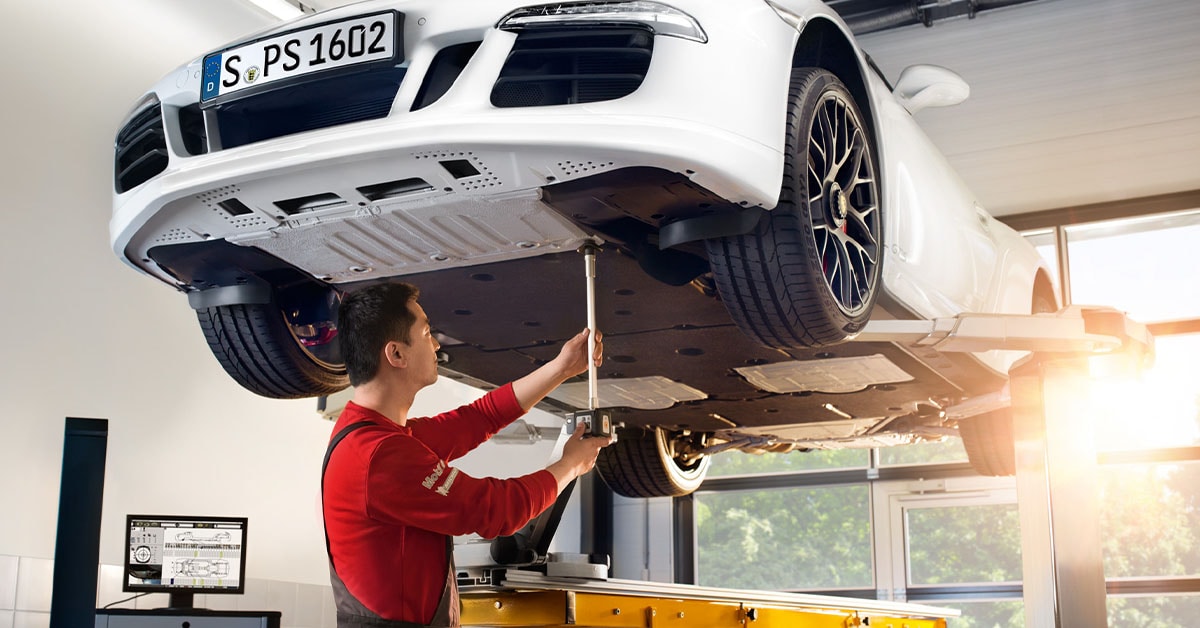 Porsche_Service_UnderTheCar.jpg