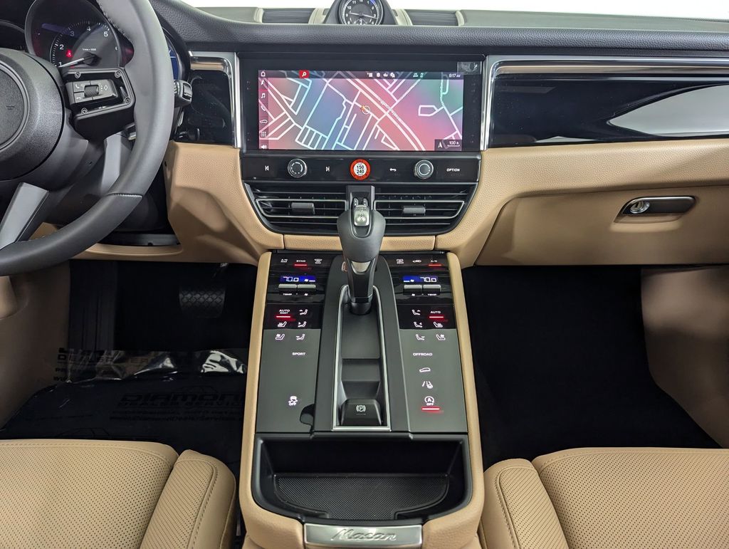 2025 Porsche Macan - Photo 18