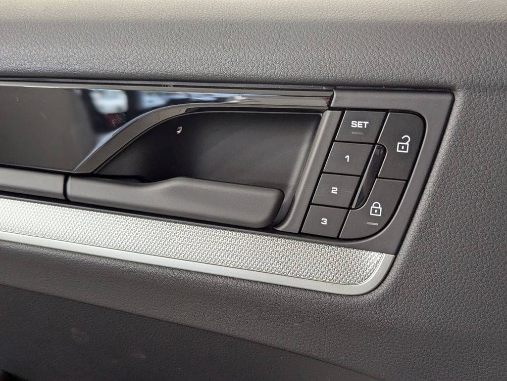 2025 Porsche Cayenne Base - Photo 22