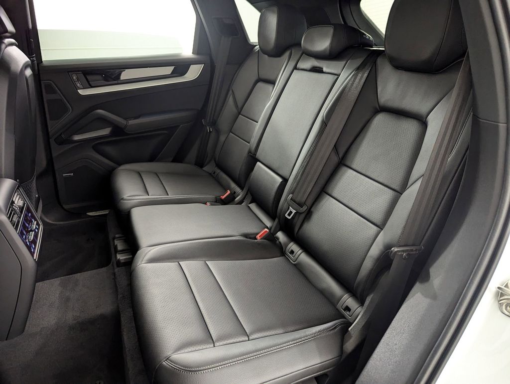2025 Porsche Cayenne Base - Photo 26