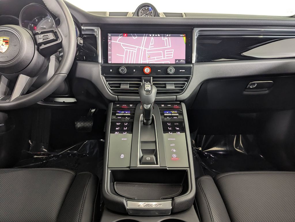 2025 Porsche Macan T - Photo 16
