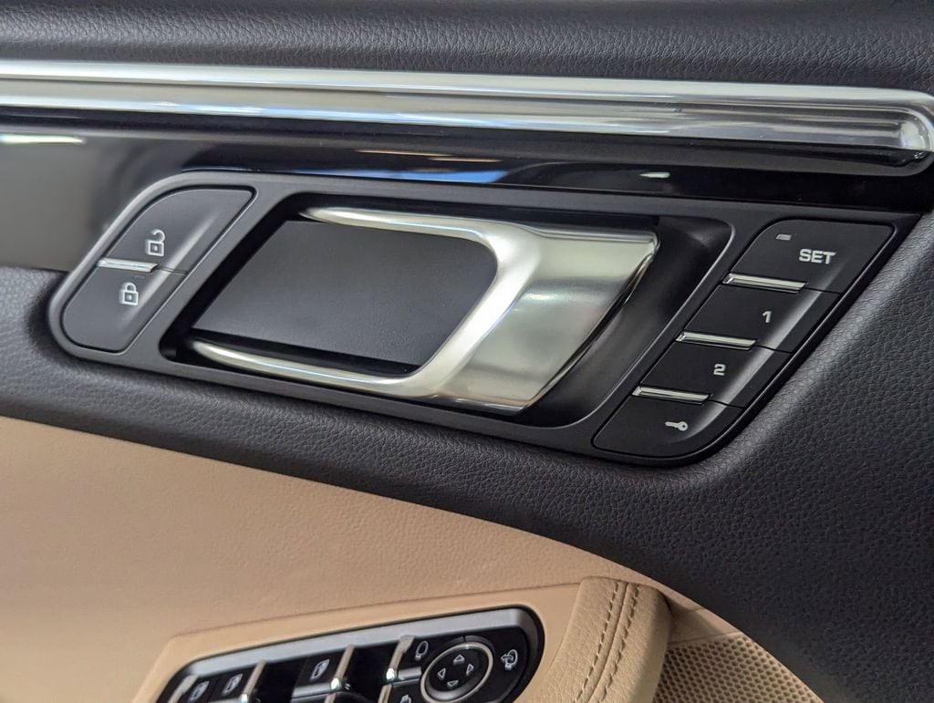2025 Porsche Macan - Photo 22