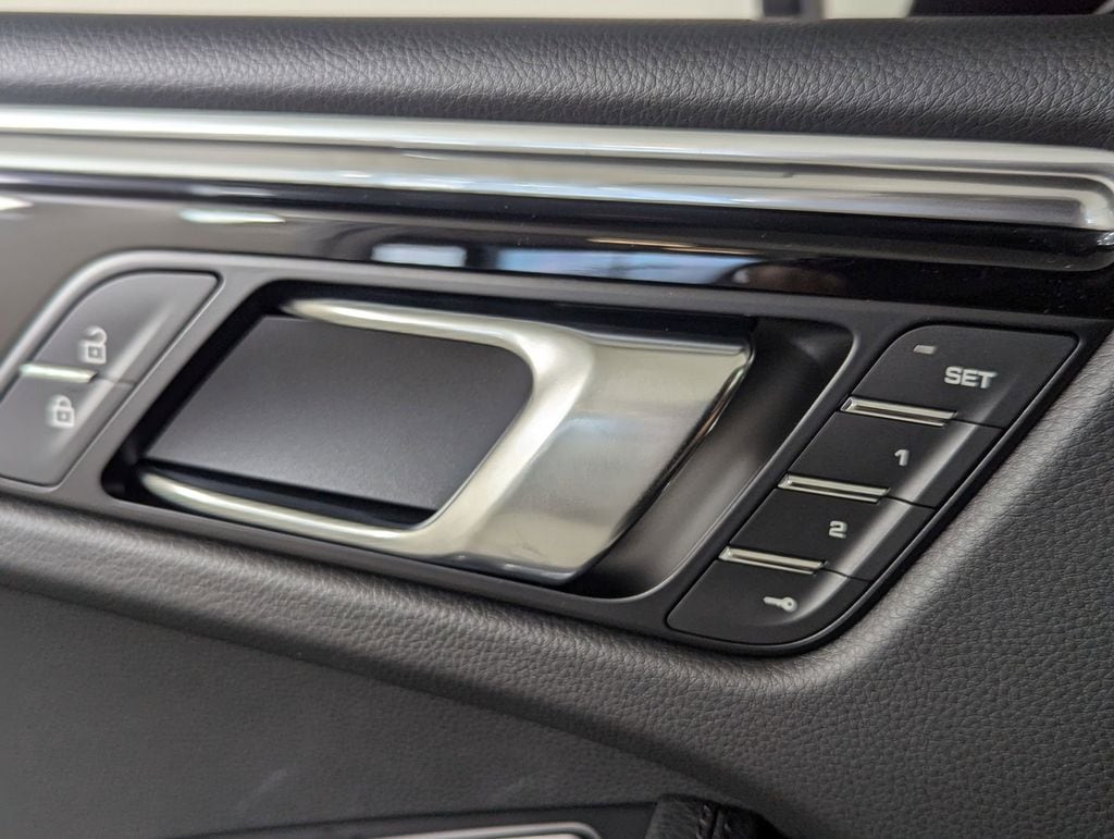 2025 Porsche Macan T - Photo 22