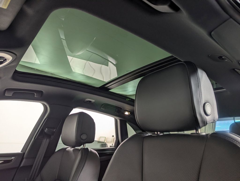 2025 Porsche Macan T - Photo 11
