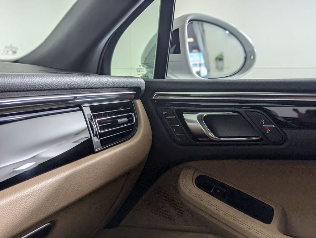 2025 Porsche Macan - Photo 19