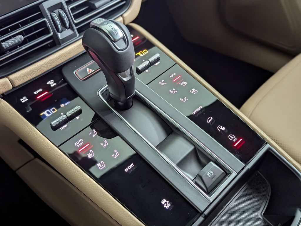 2025 Porsche Macan - Photo 16