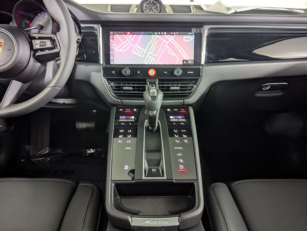 2025 Porsche Macan - Photo 18