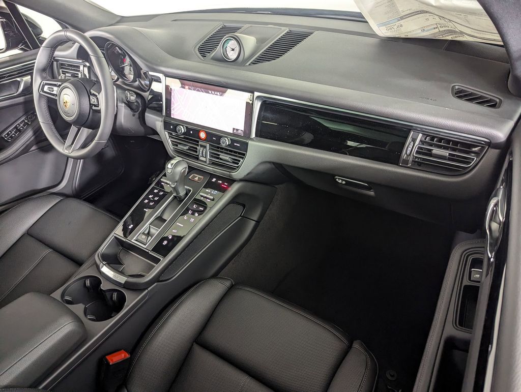 2025 Porsche Macan T - Photo 28
